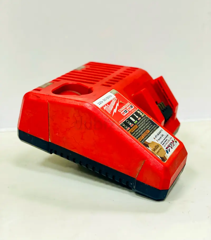 MILWAUKEE M18/M12 CHARGER 220v
