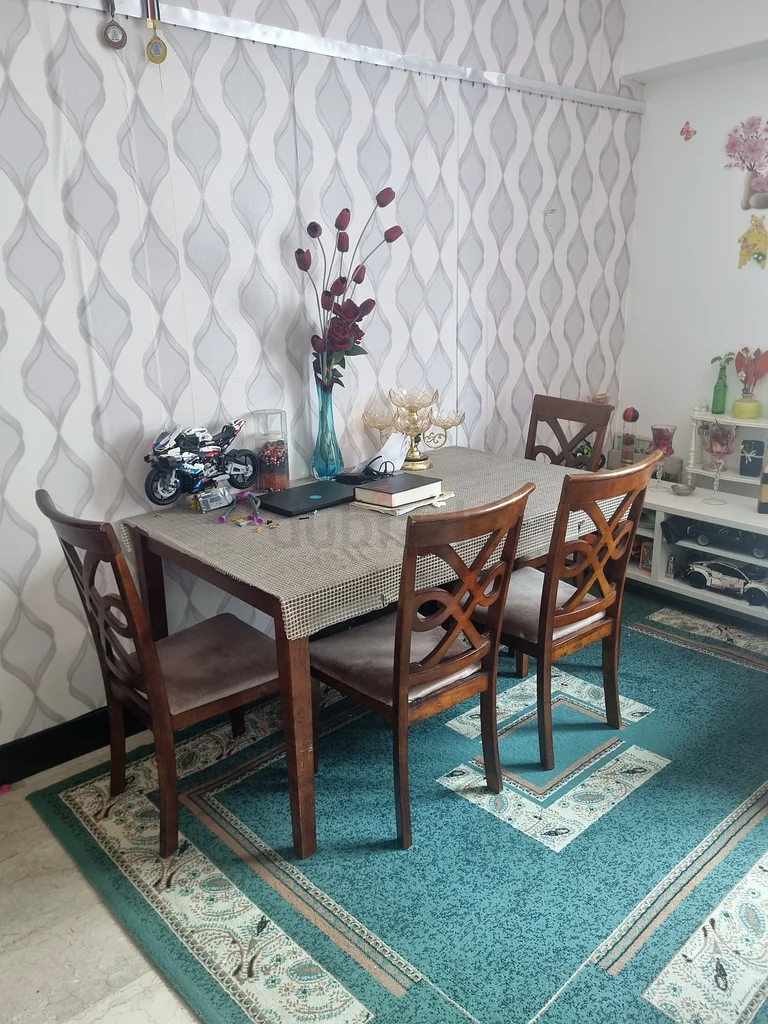 Urgently sale dining Table  with 4 chairs63217328733955113