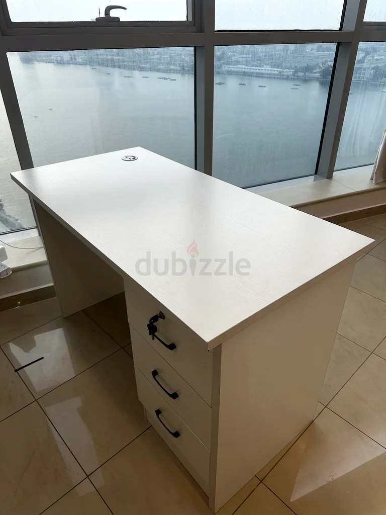For sale, a study desk63217326409473112
