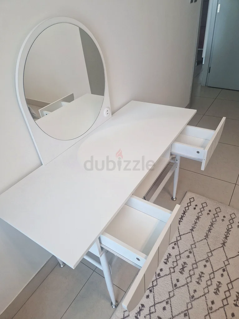 طاولة بيضاء للزينة مع مرآة دائرية63189122242561111