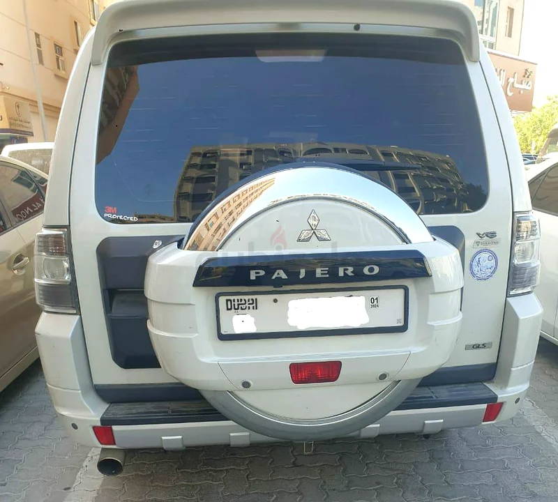 بياجيرو وايت 2014 بسعر 29999 درهم (قابل للتفاوض)، قيمة التأمين 44000 درهم/ إطارات جديدة بالكامل.63398587015811112