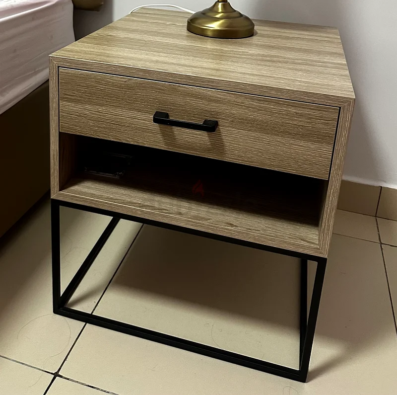 Stylish Wooden Nightstand with Modern Design63179386579203113