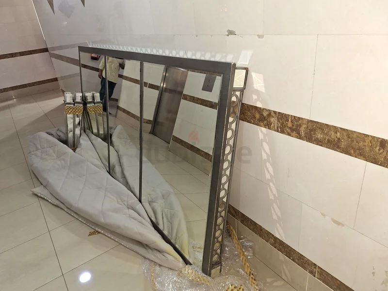 مرآة كاملة الطول بإطار فضي أنيق وطاولة طعام. طاولة طعام مثالية للمساحات العصرية!63217825429377114
