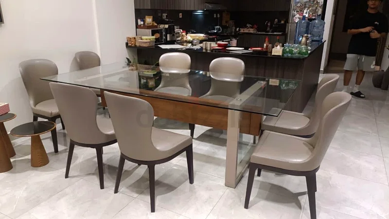 بيع طاولة طعام فاخرة مع كراسي، ماركة إيطالية، بحالة مثل الجديدة63217824129281111
