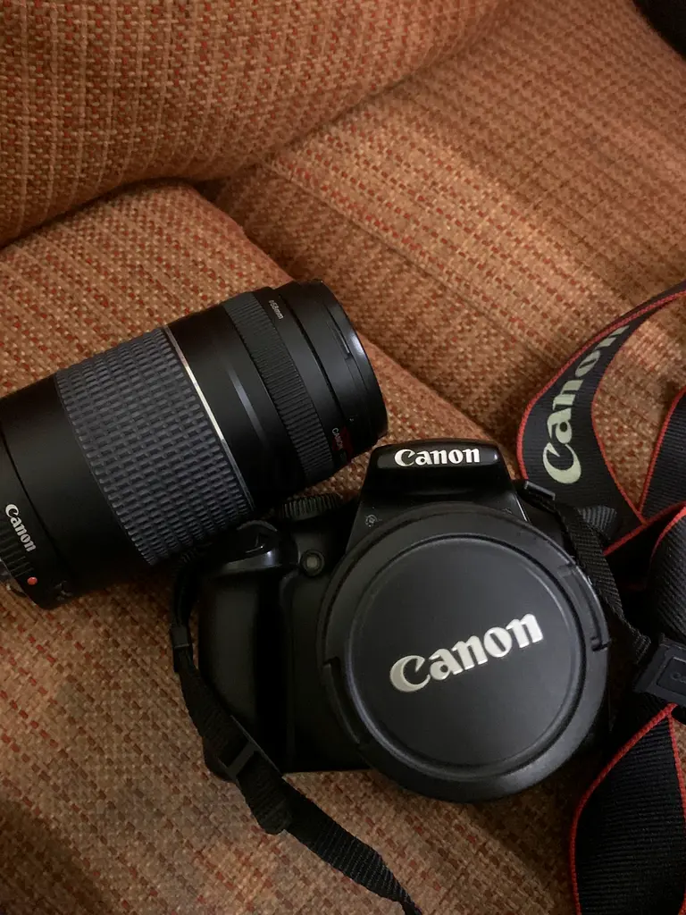 Canon DSLR Camera with Zoom Lens - Perfect for Capturing Memories!
