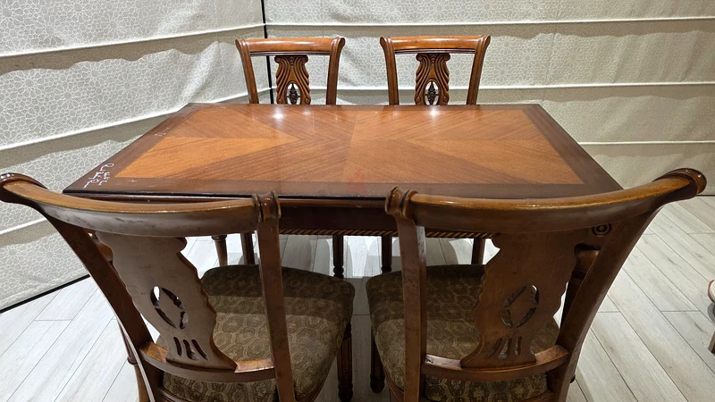 4 seeter wooden dinning Table63179389016066111