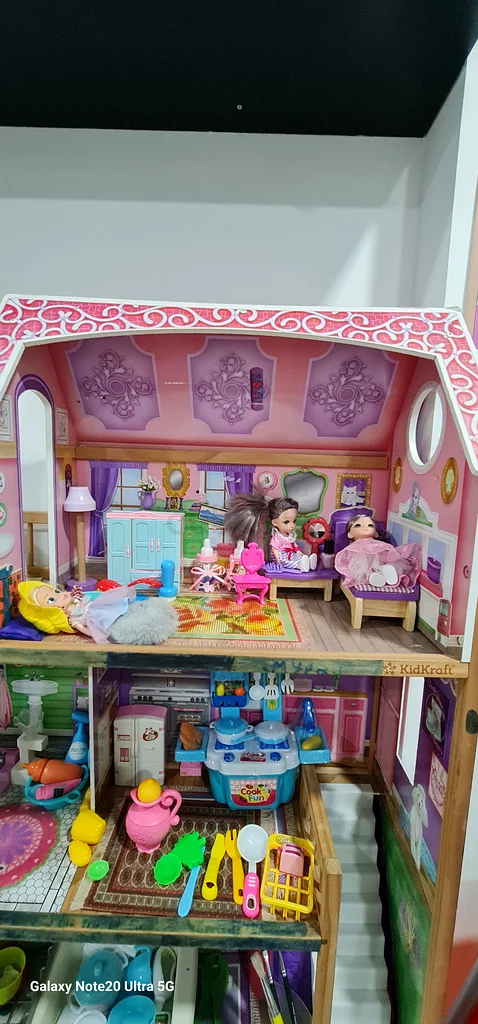 Charming Dollhouse Playset Complete with Accessories!63204288951939112