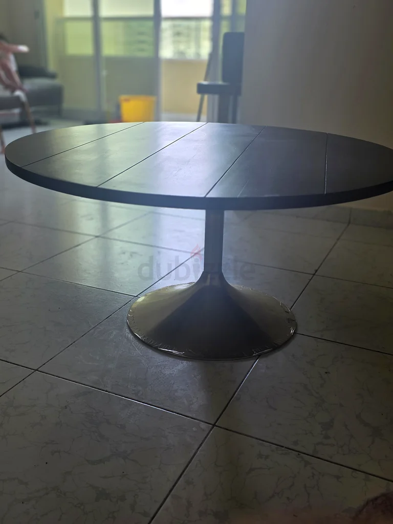 Stylish Round Coffee Table with Sleek Design63179863585283111