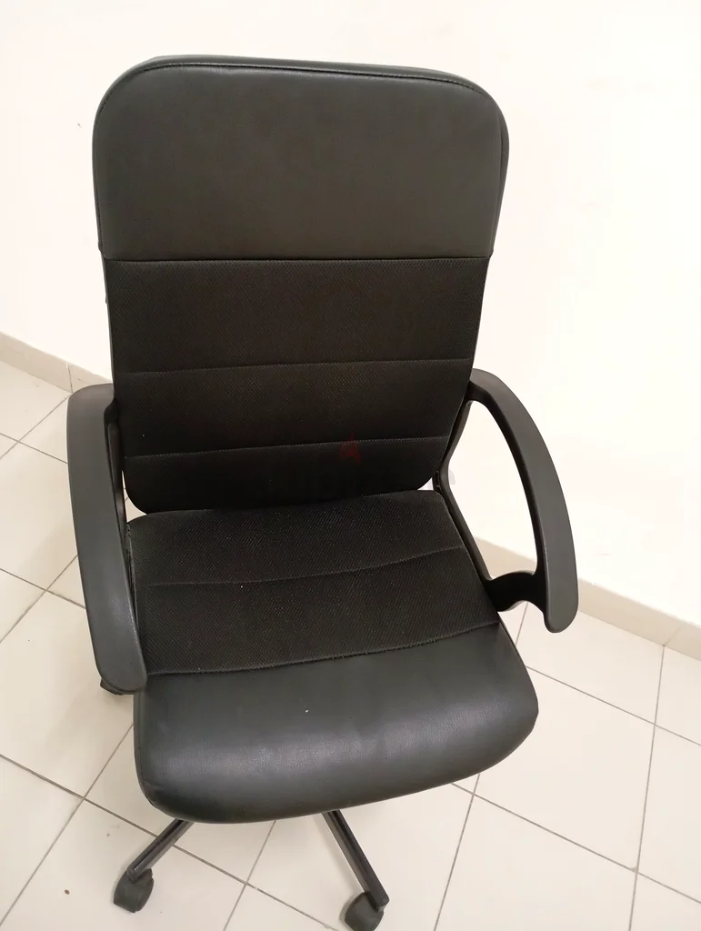 كرسي مكتب أنيق من ايكيا باللون الأسود - مثالي لمساحتك الخاصة بالعمل!63219348938243111