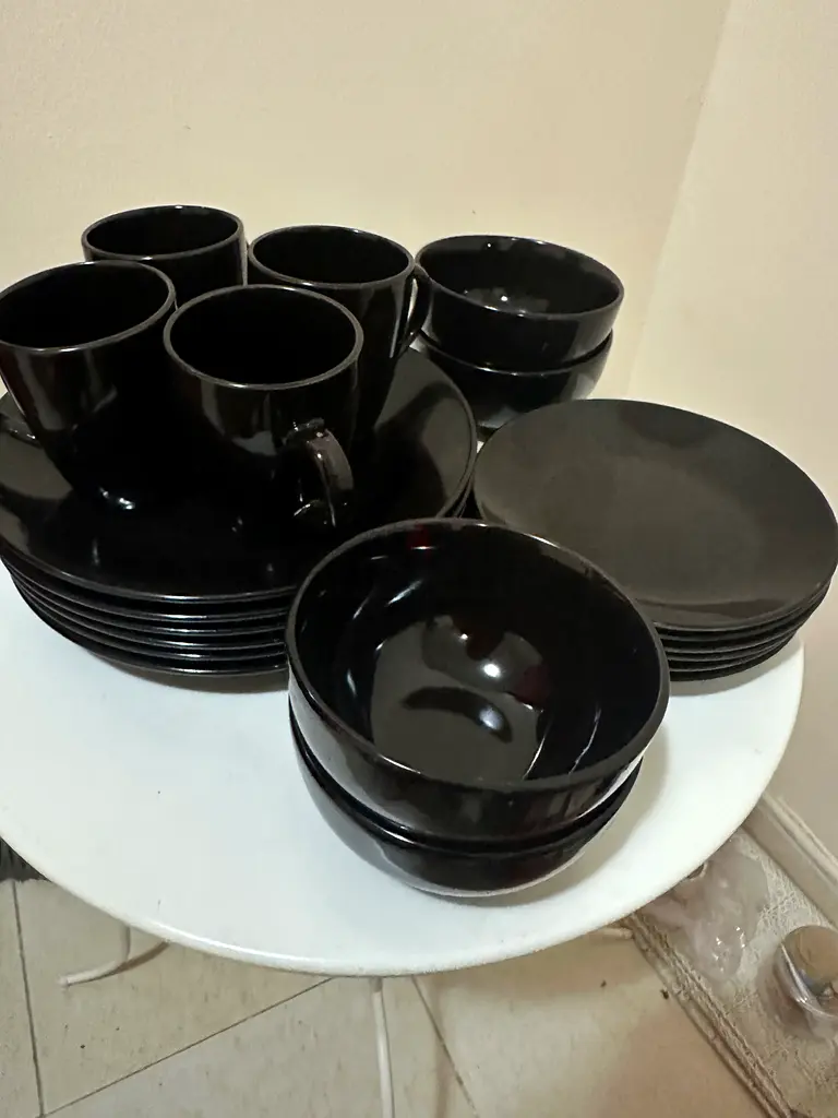 Elegant Black Dinnerware Set - Perfect for Any Occasion