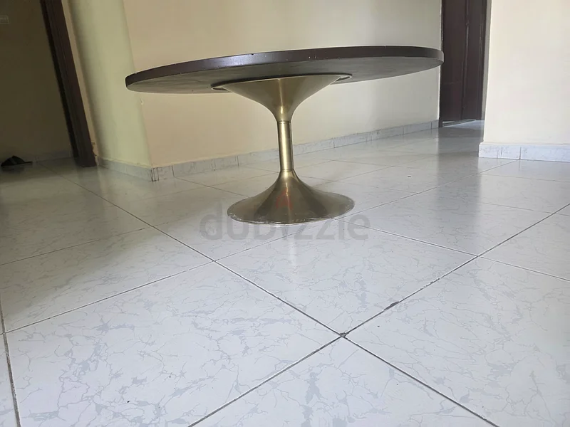 Stylish Round Coffee Table with Sleek Design63179863585283114