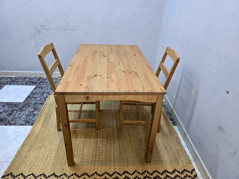 Wooden dining table very good condition63180833671810113