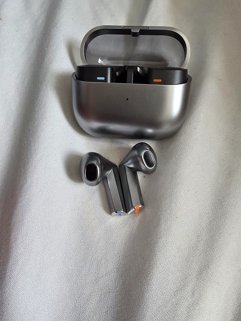 Galaxy buds 3, silver never used just opened them in brand new condition.63196147209091112