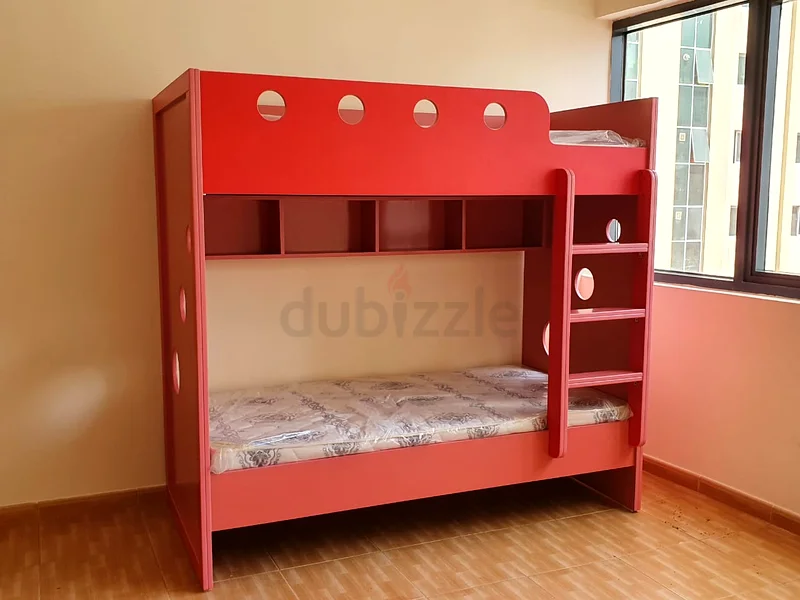 سرير بطابقين أحمر نابض بالحياة للأطفال - مثالي لتوفير المساحة!63217818191489112