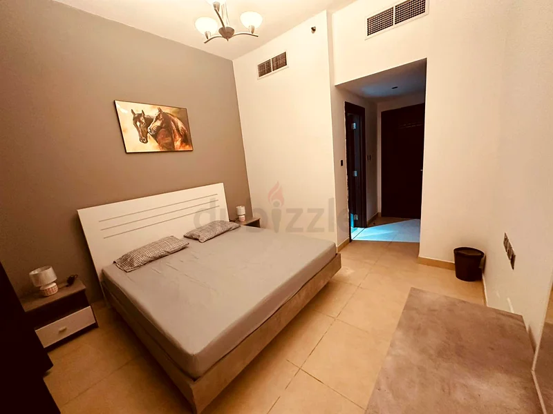 غرفة فاخرة رئيسية مع حمام داخلي بالقرب من مترو شارف دي جي في مبنى جديد وشقة جديدة63218793874818111
