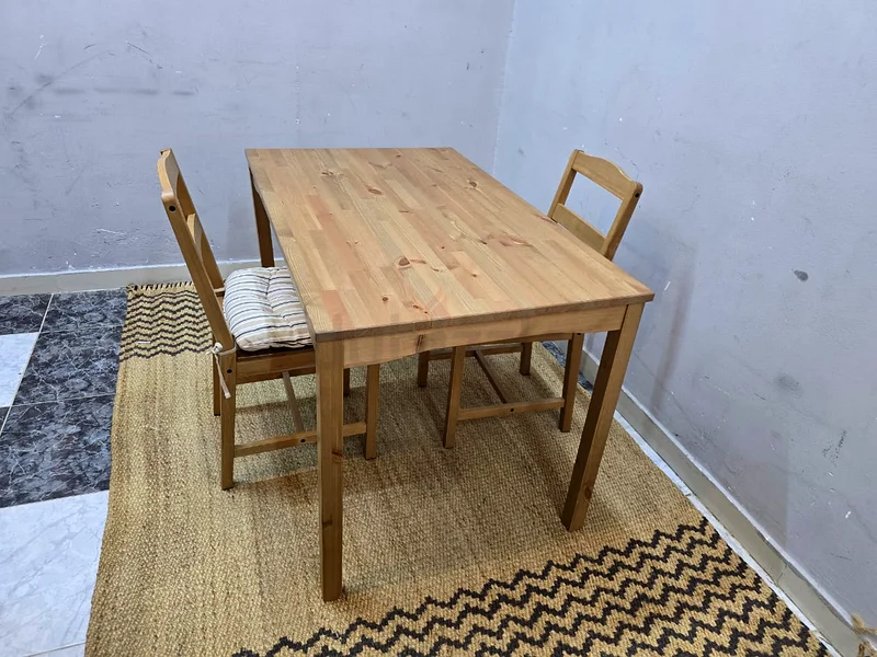 Wooden dining table very good condition63180833671810112