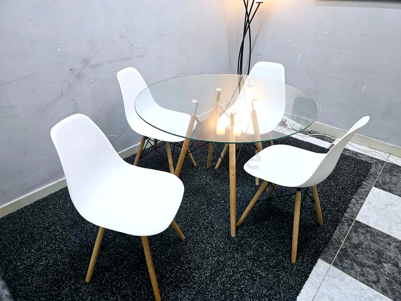 Dining table very good condition63180833665154113