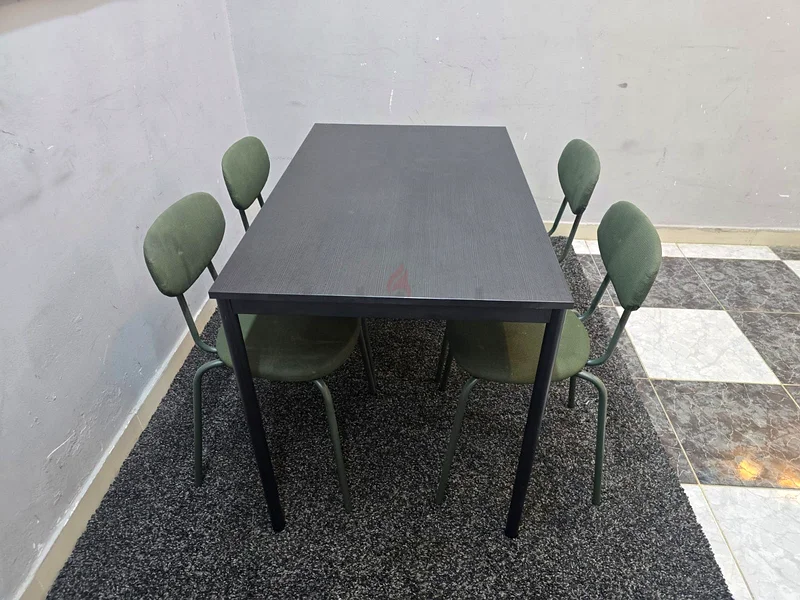 طاولة طعام بحالة جيدة جدًا63180833658755112