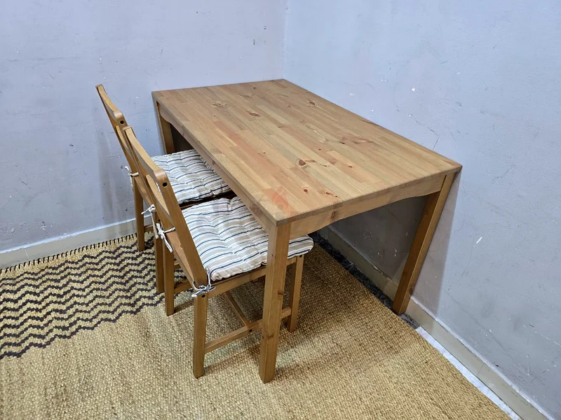 Wooden dining table very good condition63180833671810111
