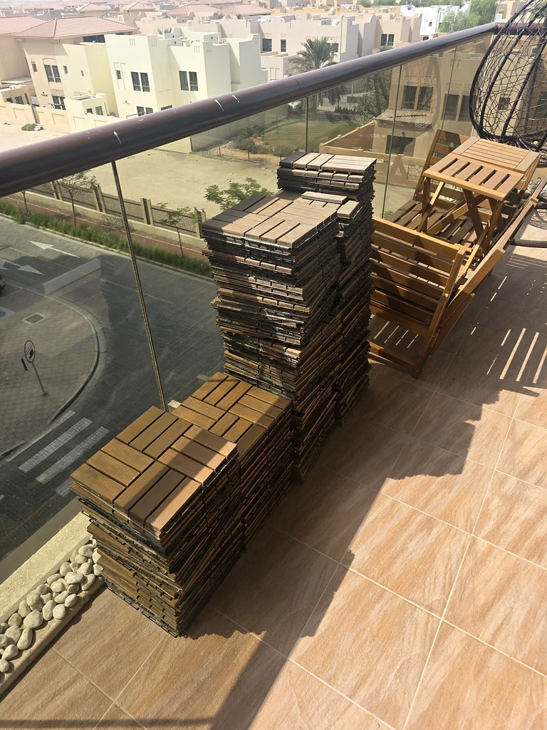 أرضية شرفة خارجية، بلون بني داكن.63178905936770112