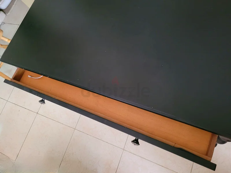 طاولة مع درج63179863579267112