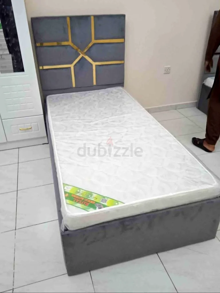 Stylish Single Bed with Modern Design63187236726785110