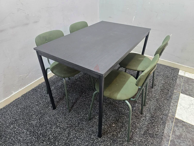طاولة طعام بحالة جيدة جدًا63180833658755113