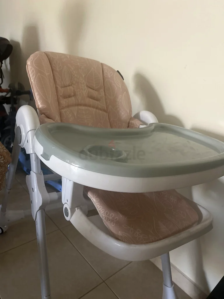 Baby high chair with feeding table in very good condition, foldable with rollers63202190555521111