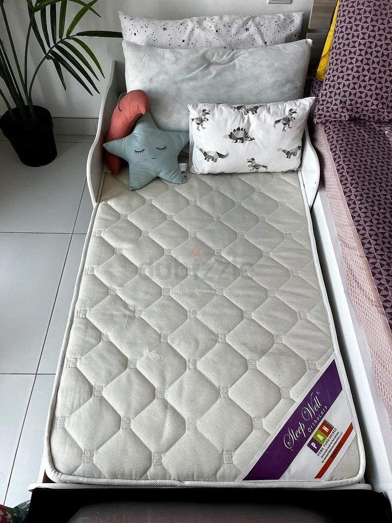 Kids bed with medical mattress - Excellent condition63217818198402111