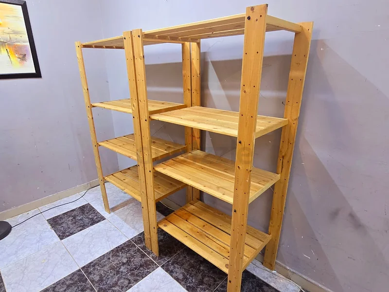 رف صغير خشبي بحالة جيدة جدًا63179384893313113
