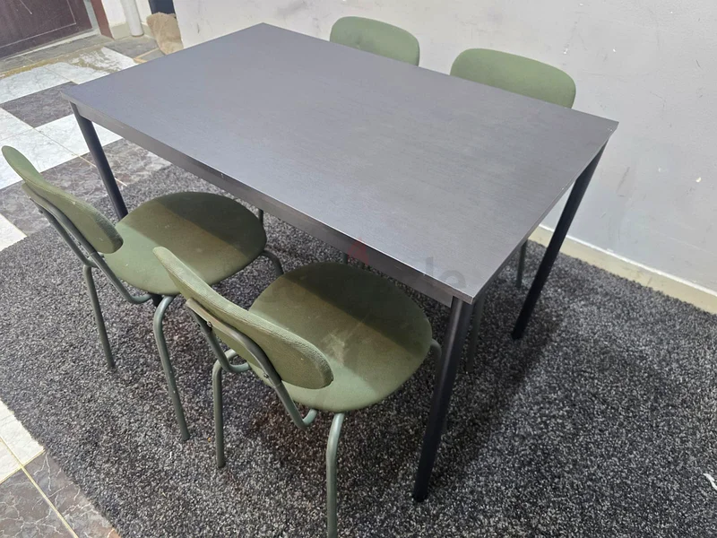 طاولة طعام بحالة جيدة جدًا63180833658755111