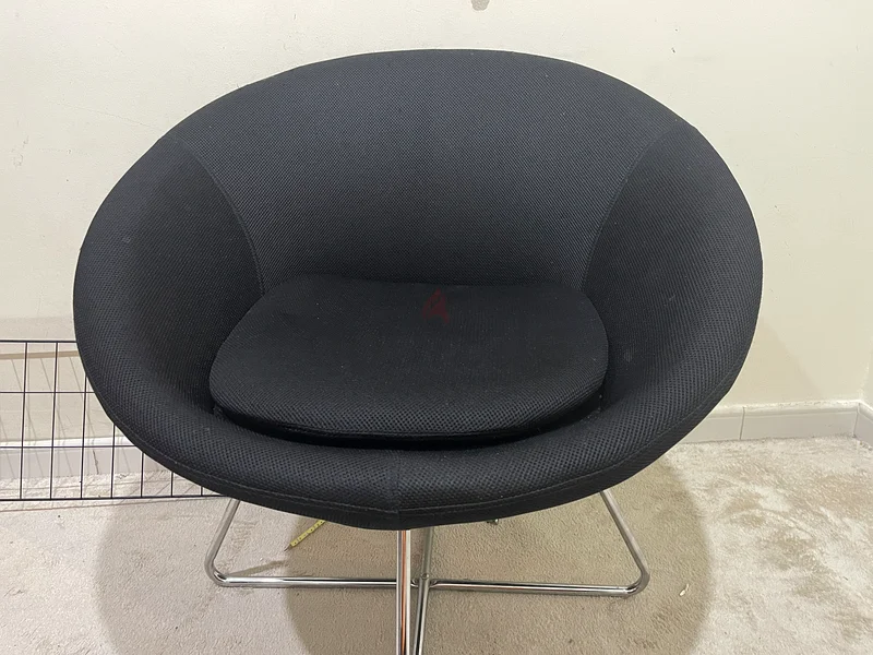 Stylish Black Cushioned Lounge Chair for Relaxation63216350142467111