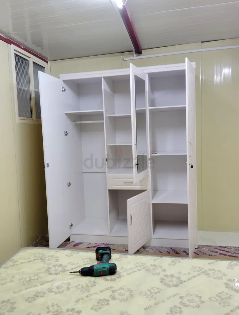 خزانة بيضاء جديدة أنيقة بتصميم عصري وثلاثة أبواب63179387514242111