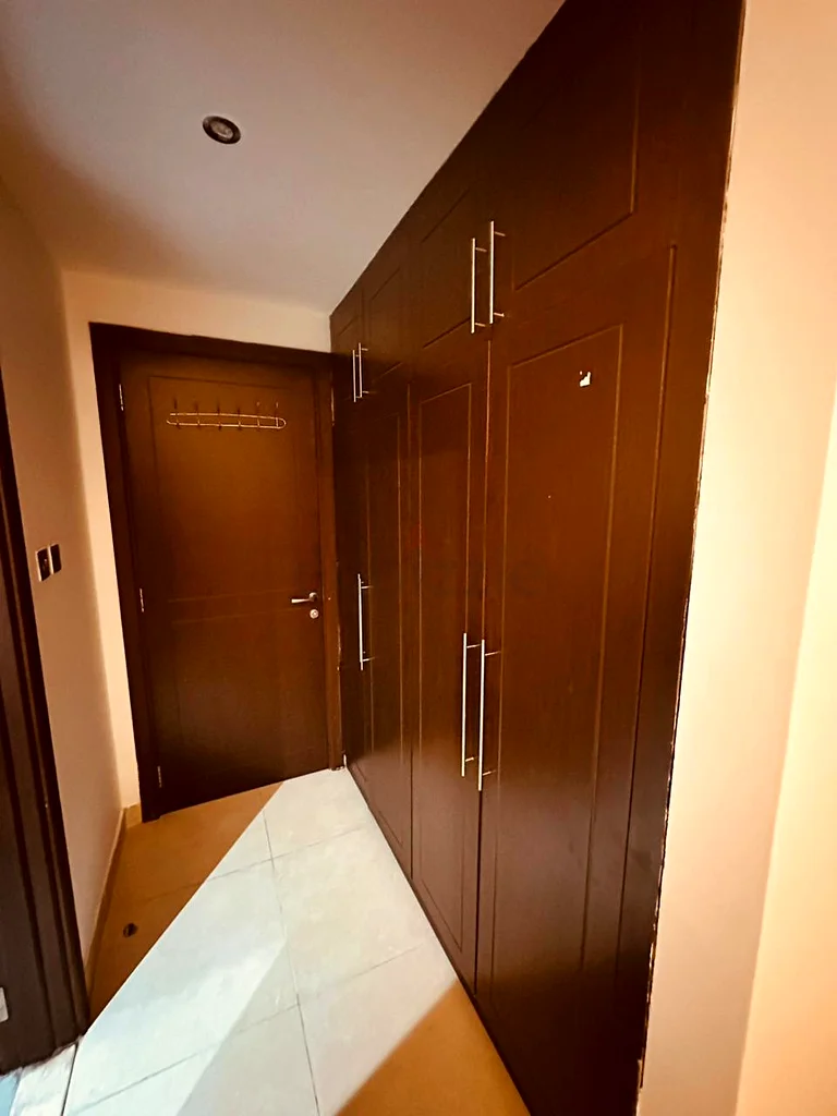 غرفة فاخرة رئيسية مع حمام داخلي بالقرب من مترو شارف دي جي في مبنى جديد وشقة جديدة63218793874818114