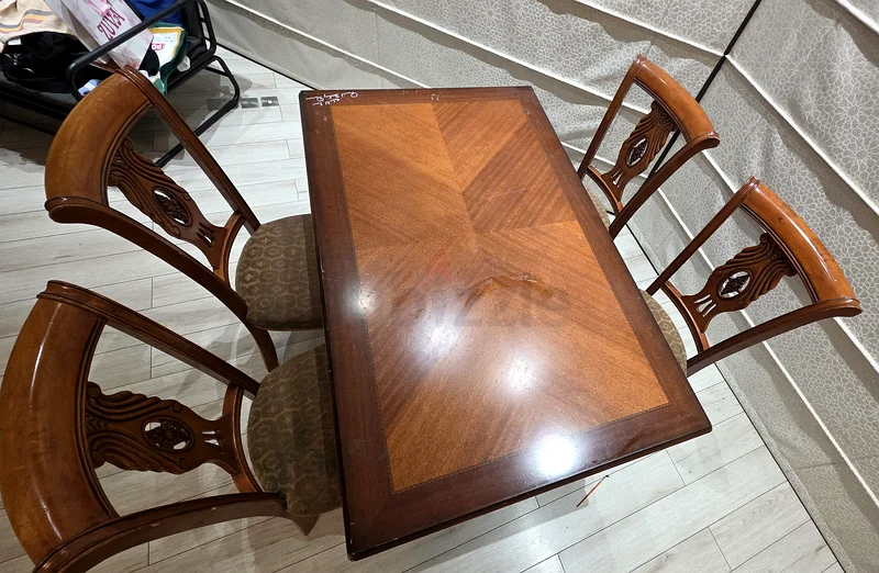 4 seeter wooden dinning Table63179389016066112
