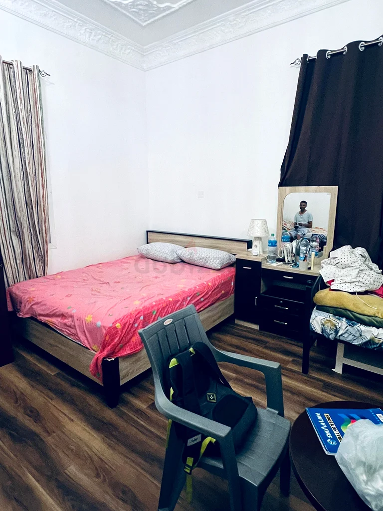 مساحة سرير متاحة للذين يعيشون وحدهم في منطقة البرشا 2 مع موقف سيارات مجاني63219810888833111