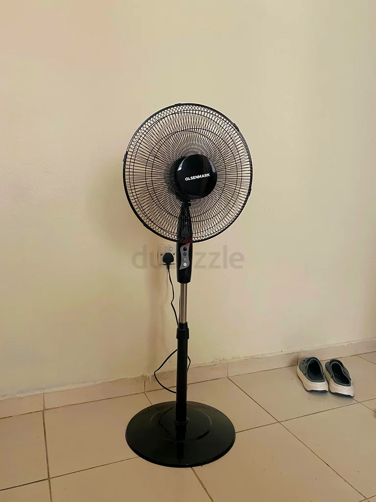 استمتع بالبرودة مع مروحة الوقوف القوية هذه!63188646247682112