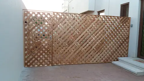 Stylish Wooden Garden Divider - Enhance Your Outdoor Space!