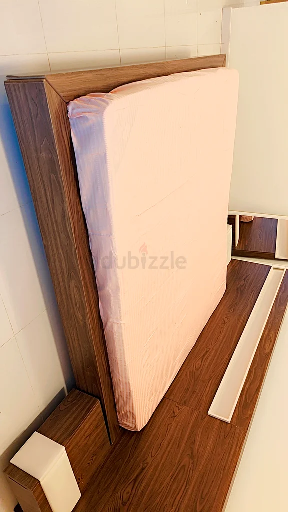 Stylish Modern Bed with Sleek Nightstands63222341739778111