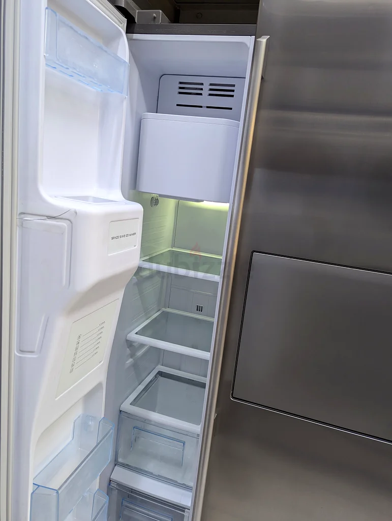 Lg Fridge Freezer side by side with ice maker63200166884099114