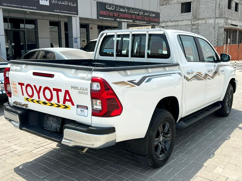 Toyota Hilux pickup GCC Full AUTOMATIC model 202463401313953923112