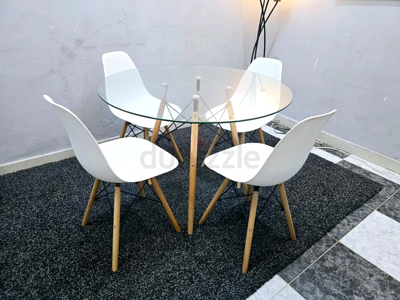 Dining table very good condition63180833665154112