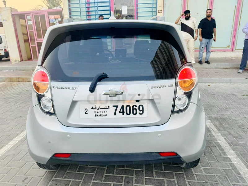 سيدة تنفذ قيادة سيارة شفروليه سبارك. LS63398562850946111