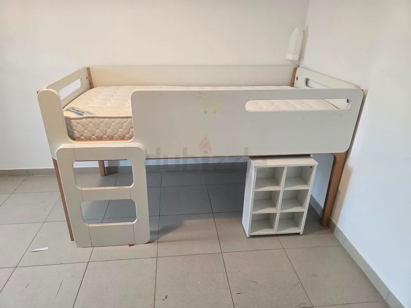 سرير أطفال مع ماتريس بحالة جيدة جدًا 90×190 سم63187701615747112