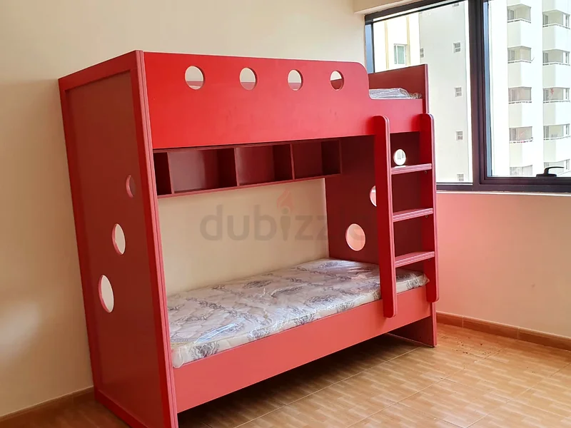 سرير بطابقين أحمر نابض بالحياة للأطفال - مثالي لتوفير المساحة!632178181914891128