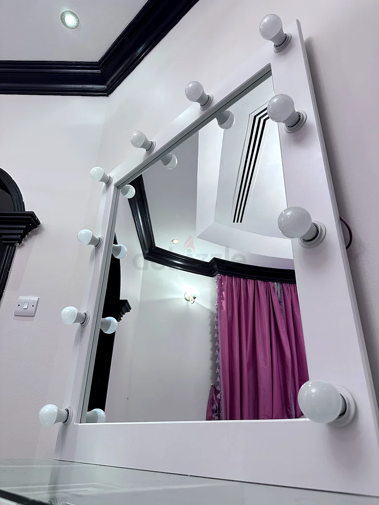 Hollywood Vanity Mirror with Lights – Great Condition63219340991875111