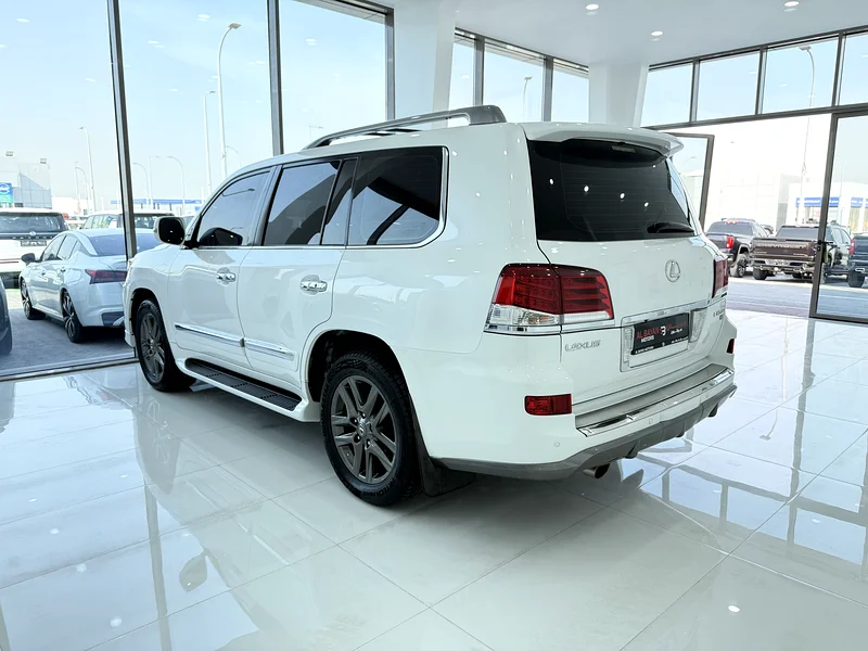 لكزس LX570 ابيض داخل زعفراني خليجي 201563225702501891113