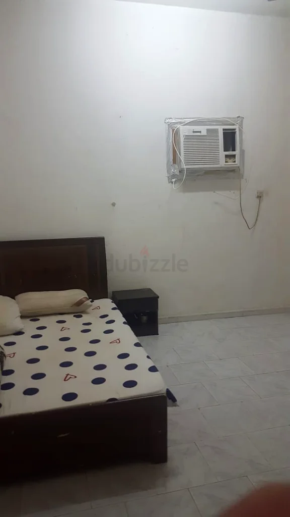 غرفة فسيحة ومفروشة متاحة لطالب جامعي، شاملة جميع الخدمات بسعر 115063170397597825111