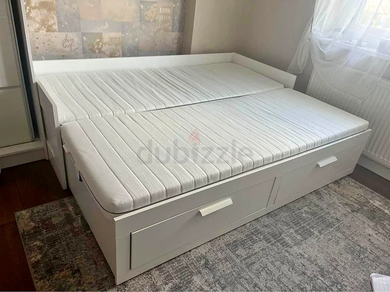 سرير نهاري أبيض من إيكيا مع فراشين من إيكيا63179865751041111