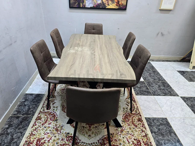 Dining table very good condition63179388991361111